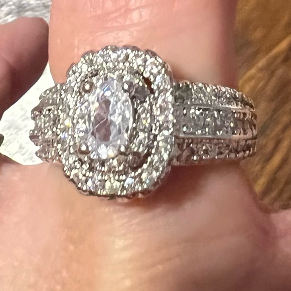 Engagement ring - Picture 4 of 6